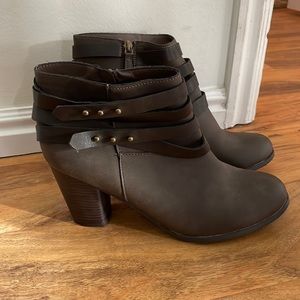 Brown boots heeled with cute buckle decoration!